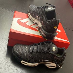 Black and white polka dot Nike air max plus se